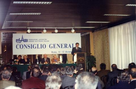 4 - CAROSI PROSEGUE CON LA RELAZIONE.JPG